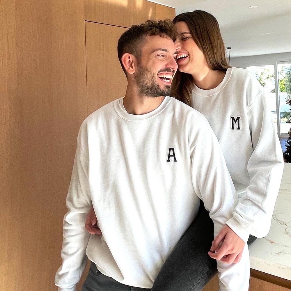 Sweats brancas com iniciais pretas