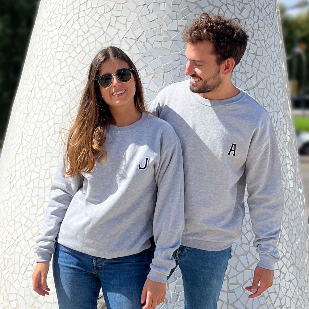 Sweats cinzentas com iniciais pretas